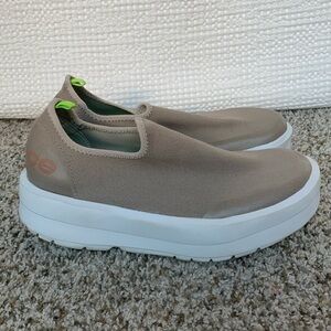 Oofos OOMG EEZEE Low Shoe slip ons